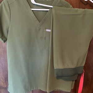 Figs women’s small dark olive scrub set